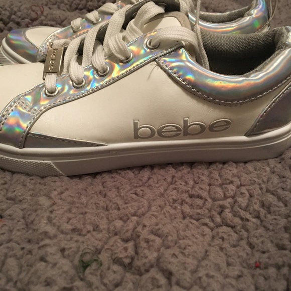 ❤️Bebe White/Silver sneakers -- girls sz 4/5 - Picture 2 of 4